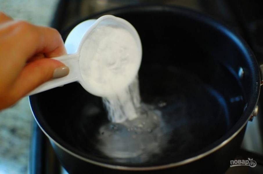 4.	Влейте воду в кастрюлю, добавьте соду.