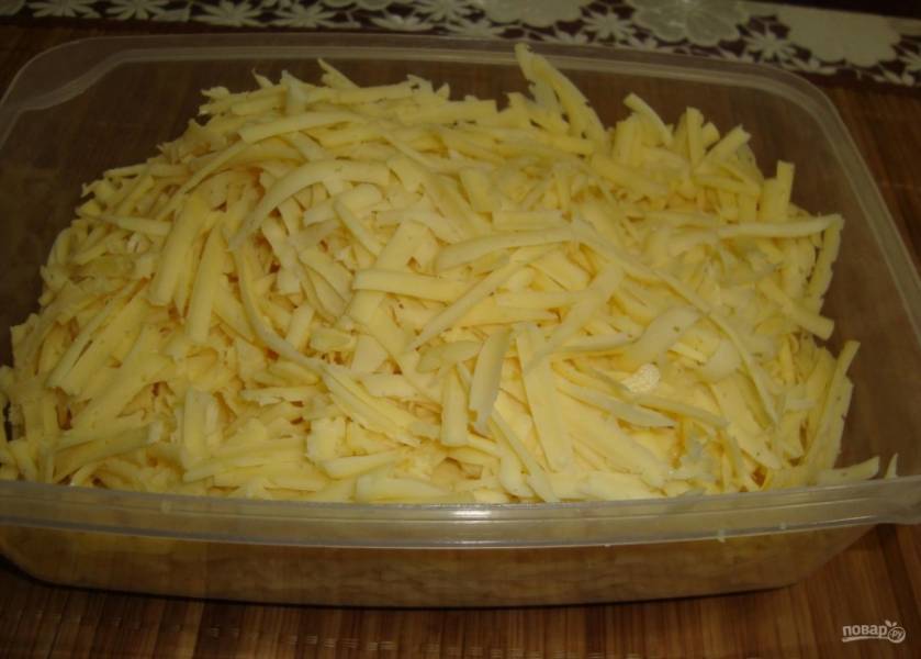 4.	Колбасу нарезаю кружочками, а твердый сыр измельчаю на крупной терке.