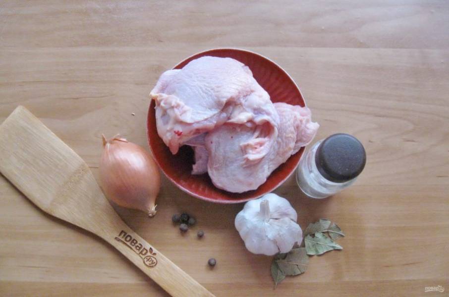 Подготовьте ингредиенты для приготовления курицы в банке в духовке.