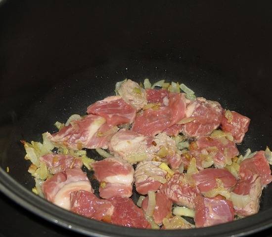 2. Теперь добавим мясо небольшими кусочками, также обжарим до появления корочки (10-15 минут).