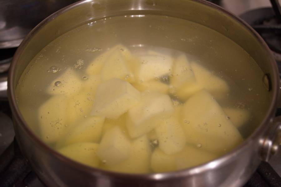 Кладем картофель в кастрюлю и заливаем кипятком. Важно помнить, что уровень картофеля должен быть на 2 пальца ниже уровня воды. Лишняя вода просто варит картофель, а нам нужно чтоб он тушился. Как только картофель закипит - добавьте соли по вкусу.