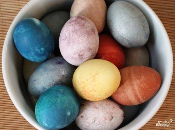 10 способов покрасить яйца на Пасху: куркумой, сахарной пудрой, луковой шелухой
