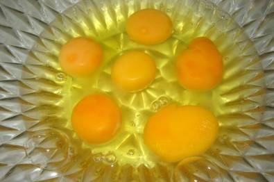 1. Взбиваем охлажденные яйца  миксером на высокой скорости. Постепенно всыпаем сахар и взбиваем еще около 7 минут.