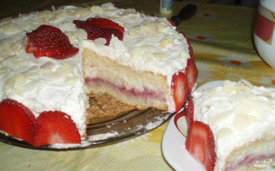 Бисквитный торт с заварным кремом и клубникой