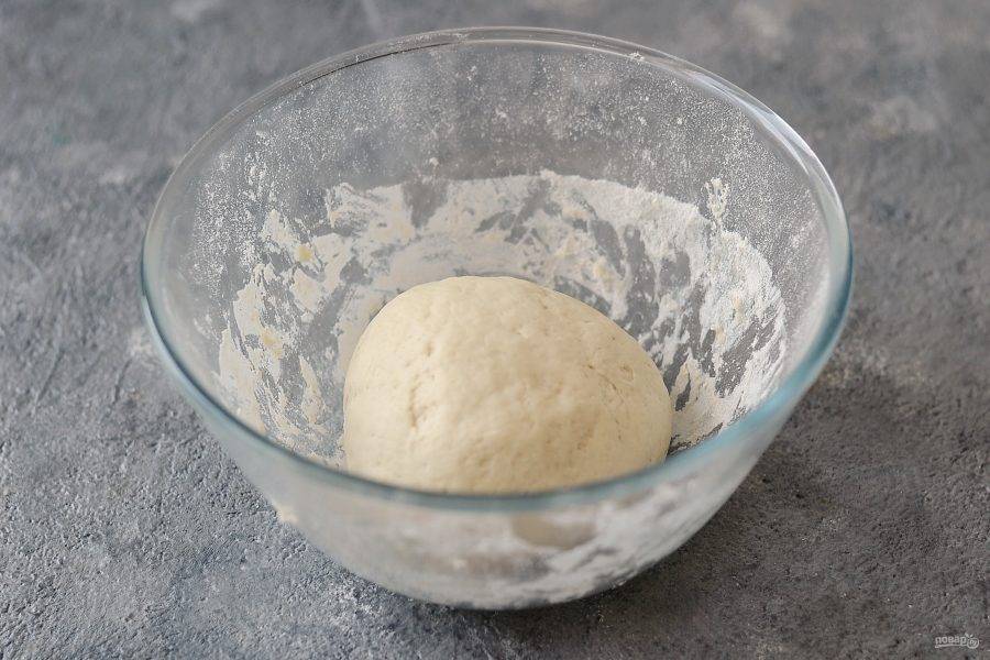 Хорошо выместите тесто, чтобы оно было мягким, однородным и не прилипало к рукам. Вымешивать лучше 10-15 минут. Затем добавьте растительное масло, снова хорошо вымесите тесто.
