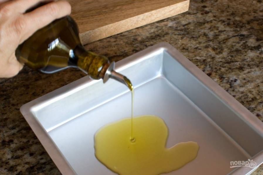 6.	В форму для выпечки налейте 1/3 стакана оливкового масла холодного отжима, распределите его по форме.
