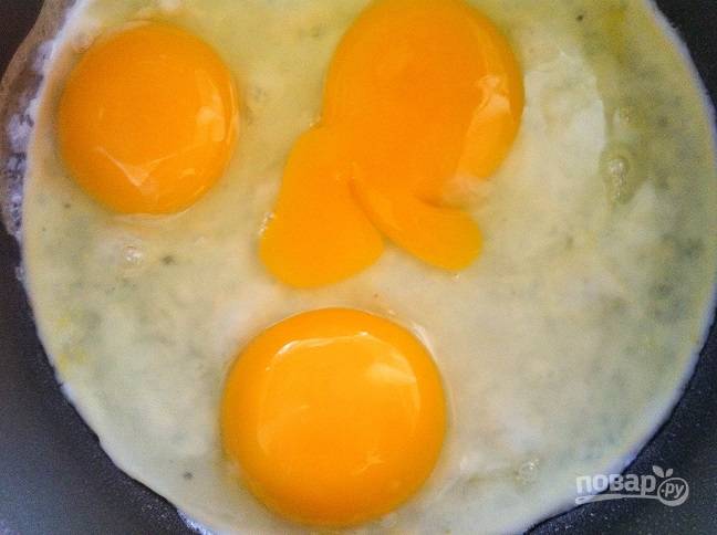 2. В сковороде разогрейте масло. Потом разбейте туда яйца.