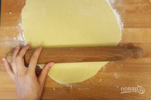 4.	Слегка присыпьте рабочую поверхность мукой и раскатайте скалкой картофельное тесто в пласт толщиной 5 мм.