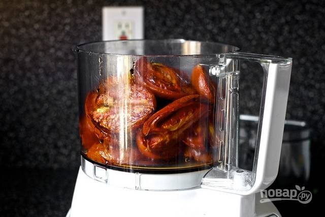 2. Запекайте помидоры примерно 50-65 минут. После переложите их в чашу блендера вместе с очищенным чесноком.  