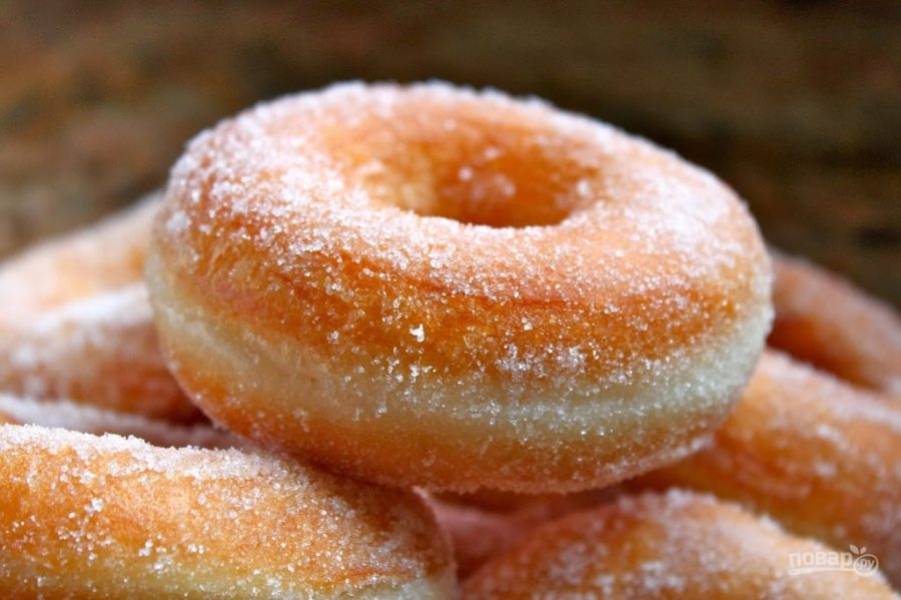 8.	Переложите пончики в тарелку и посыпьте сахарной пудрой или сахаром. Наслаждайтесь выпечкой!