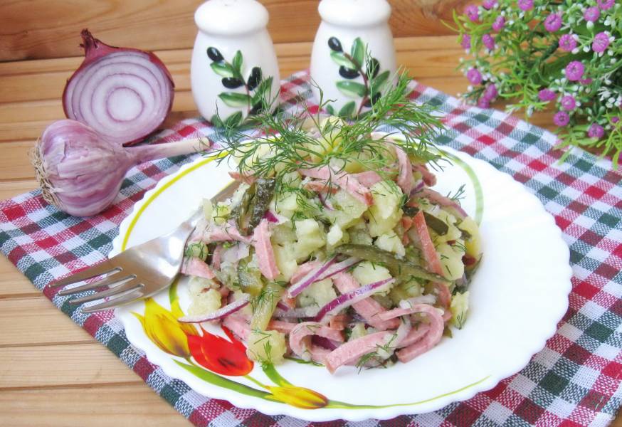 Картофельный салат с копчёной колбасой