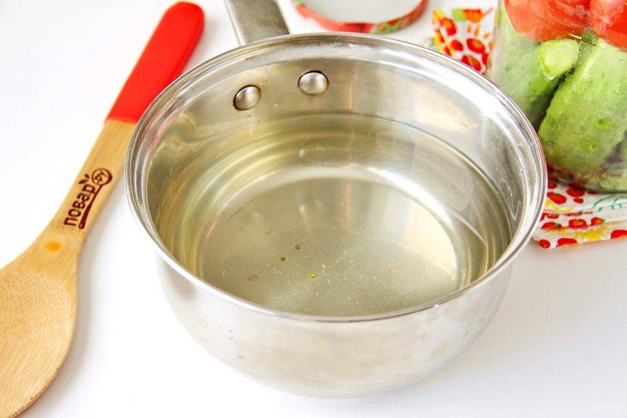 Спустя время слейте воду обратно в кастрюлю. Добавьте соль, сахар и помешивая доведите до кипения. В конце влейте уксус.
