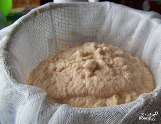 Картофель почистите и вымойте. Нарежьте произвольными кусками и измельчите в блендере или натрите на мелкую терку. Переложите его в дуршлаг, предварительно застланный марлей. Дайте картофельному соку стечь.  
