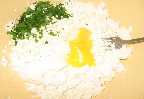 Итак, для начала приготовим начинку. В миску выкладываем творог, добавляем яйцо, , сметану, свежую зелень, солим все и перемешиваем. 