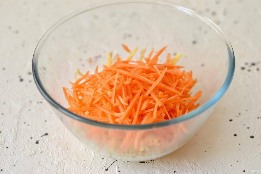 Морковь натрите на корейской терке. 