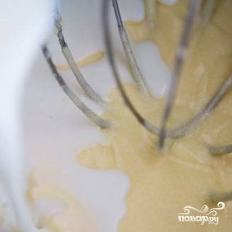 4. Миксером или блендером взбейте 4 ст. ложки сливочного масла, 1,5 стакана сахара, 2 яйца и ванилин. Взбивайте в течение 8-10 минут, затем добавьте теплое молоко. Еще раз хорошенько перемешайте.