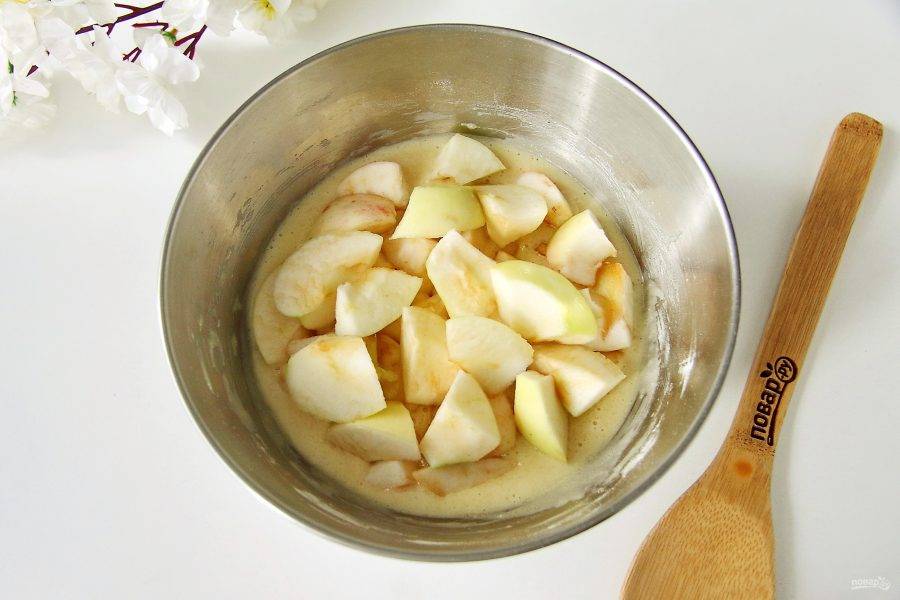 Перемешайте тесто до однородности и добавьте нарезанные яблоки. Кусочки произвольные, режем вымытые яблоки прямо в тесто.