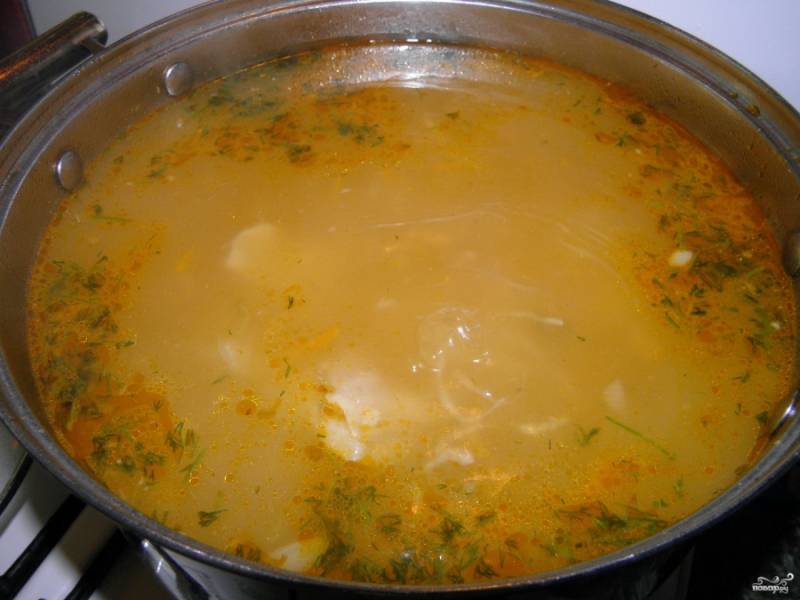Дайте супу настояться 30 минут — и подавайте его со сметаной.
