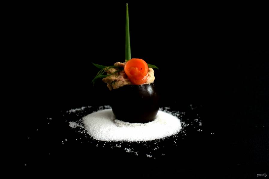 Черные яйца, фаршированные тунцом и икрой трески