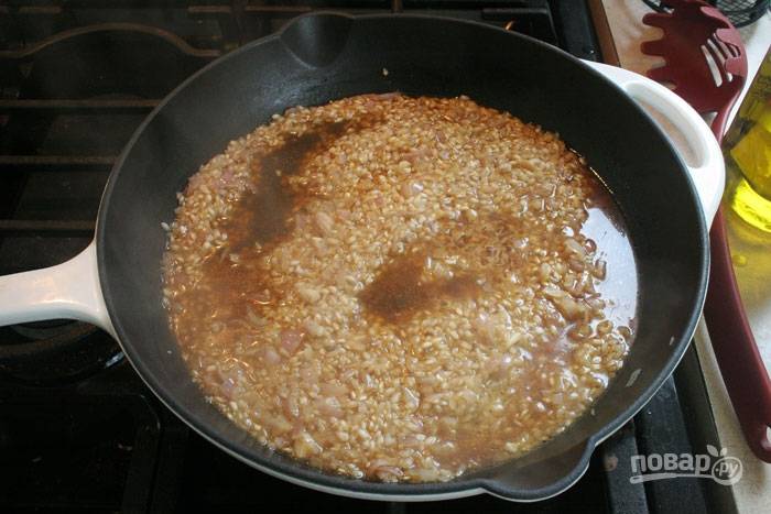 Затем начните вливать бульон небольшими порциями. Как только впитается весь бульон, проверьте рис на готовность, если надо, добавляйте еще. 