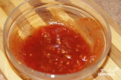 В это время сделайте соус. Измельчите чеснок, добавьте к нему кетчуп, мёд, уксус и оливковое масло. Всё хорошо перемешайте.