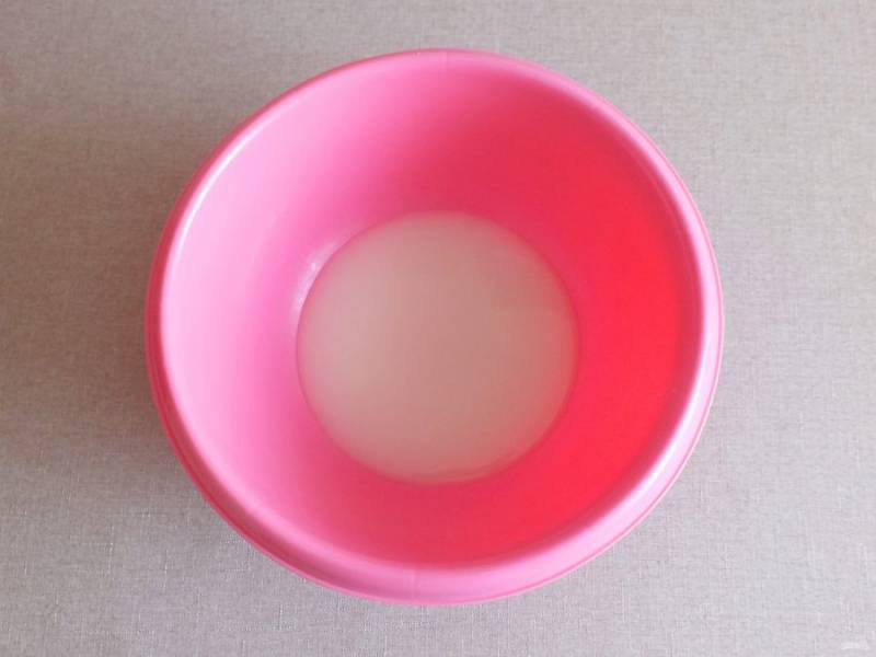В чаше смешайте 125 мл. теплой воды (36-38 градусов) с дрожжами.