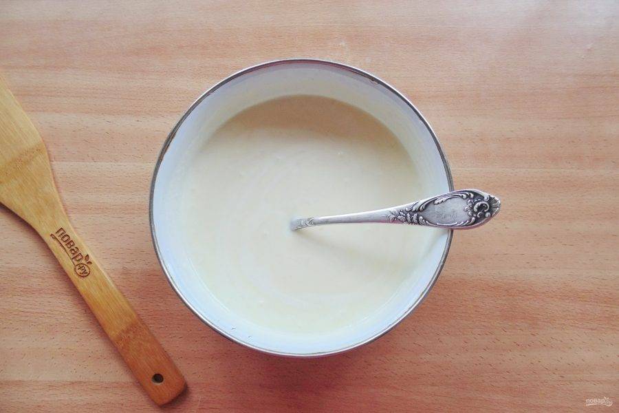В миску налейте йогурт и сливки. Добавьте желатин, сахарную пудру по вкусу и перемешайте. Крем для торта готов.