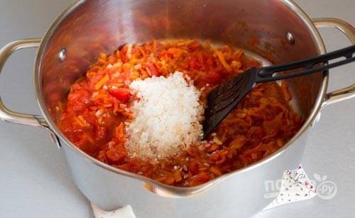 7. Выложите в кастрюлю помидоры, рис и влейте бульон. Доведите до кипения, подсолите и добавьте специи. Варите на медленном огне минут 10-12. 