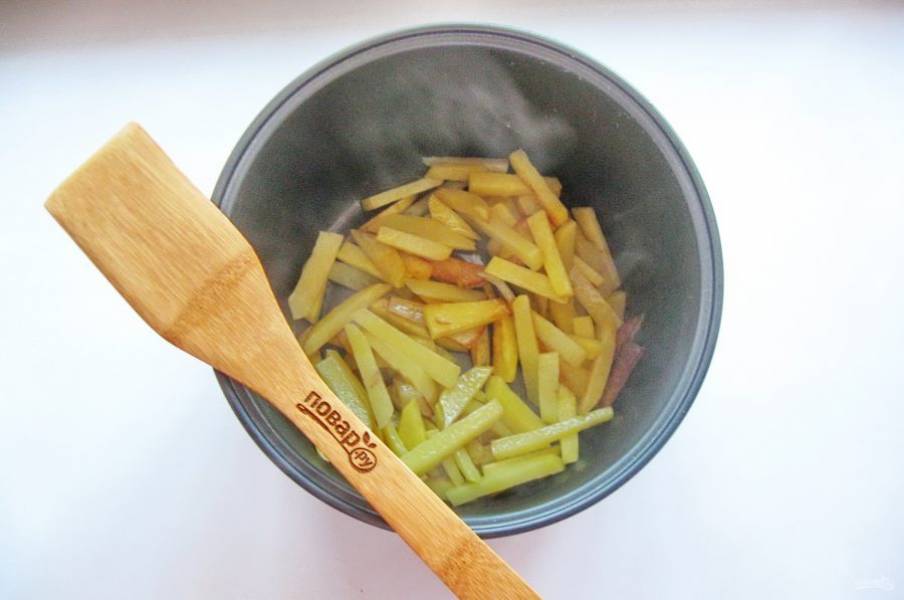 Обжарьте картошку, не закрывая крышку мультиварки, до золотистой корочки.