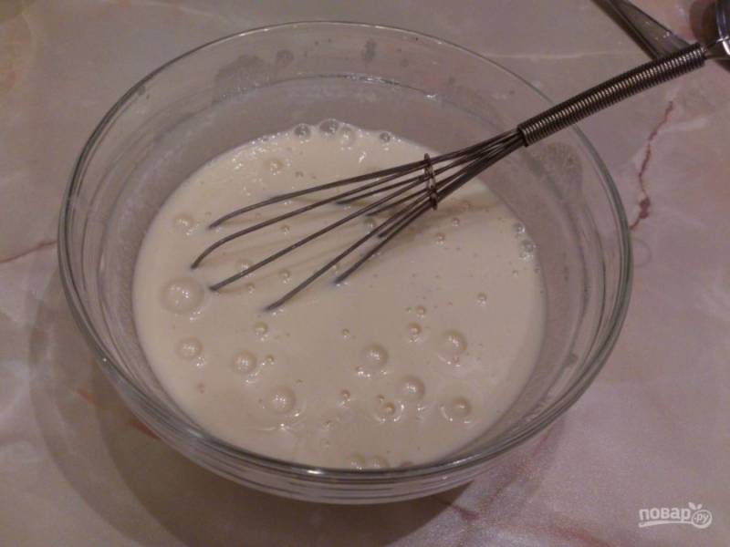 Сначала приготовьте тесто. Кефир перемешайте с солью, дрожжами, яйцами и сахаром. Отдельно размягчите масло вилкой. Затем добавьте его к кефиру. Перемешайте.