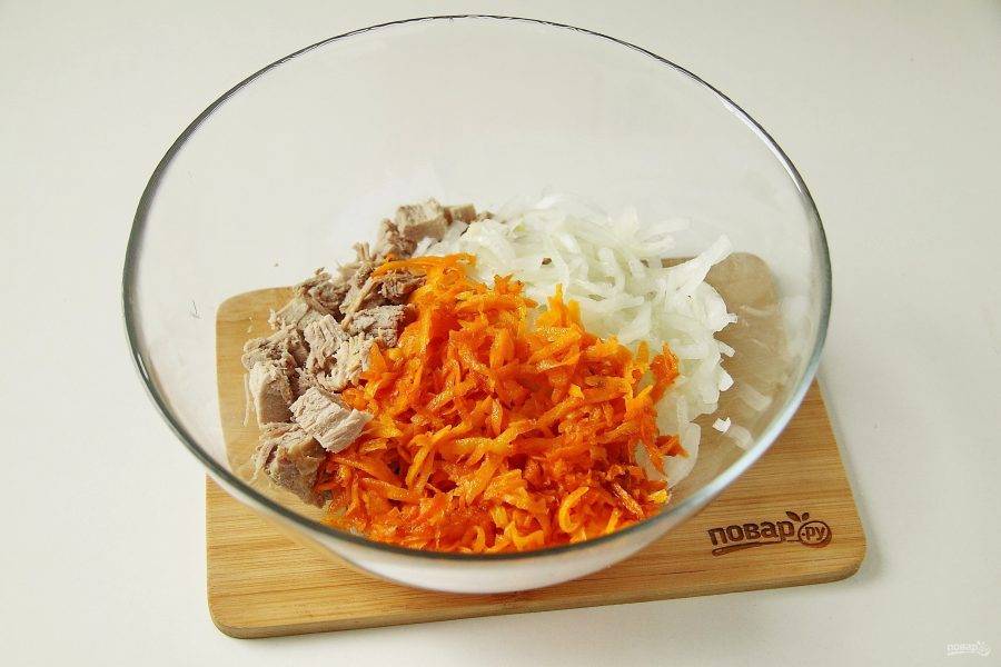В глубокой миске соедините морковь, мясо и отжатый лук.