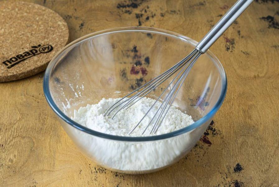 В глубокой миске смешайте рисовую муку с разрыхлителем, солью и ванилином.