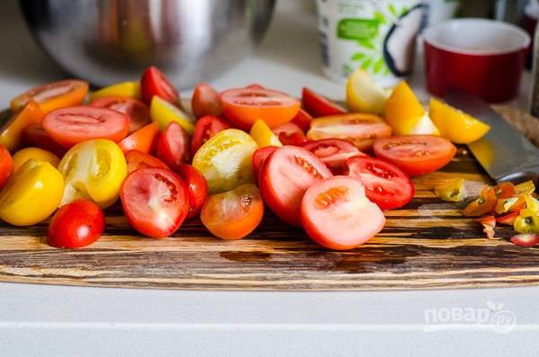 1. Вымойте, обсушите и нарежьте помидоры, удалив хвостики. 
