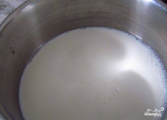 Остальное молоко доведите до кипения вместе с 200 граммами сахара.