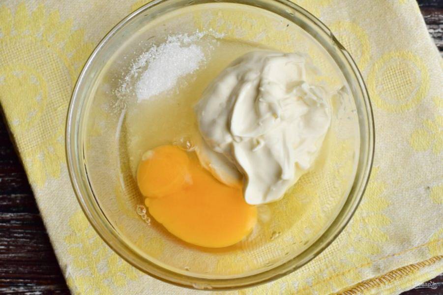 Яйцо соедините с оставшимся сахаром, сметаной, солью. 