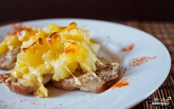 Куриные отбивные с ананасом, помидором и сыром в духовке — рецепт с фото пошагово