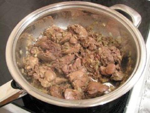 1. Приготовим блины сами или купим готовые. Это зависит от вашего желания и, конечно, времени. А начинку будет готовить так. Почистить и промыть лук. Мелко его порубить. В сковородке разогреть растительное масло и обжарить порезанный лук. Если вы взяли куриную печень, кладете ее в сковородку, как есть. Если вы используете говяжью печень,
нарежьте ее кусочками. Жарьте печень вместе с луком минут 8.