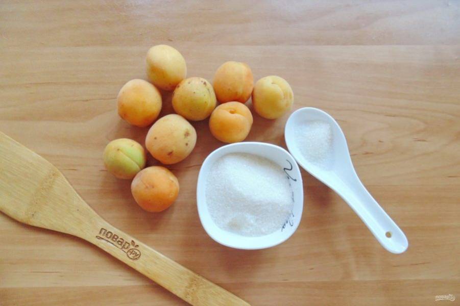 Подготовьте ингредиенты для приготовления варенья из абрикосов на сковороде.