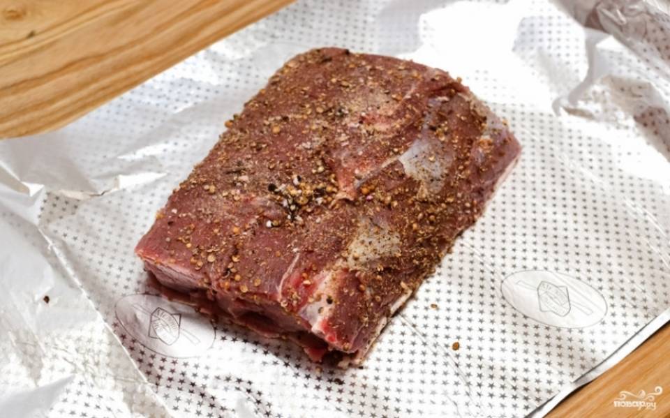 Заверните мясо в плотный слой фольги. Запекается пастрами 6 часов в духовке при температуре в 110 градусов.