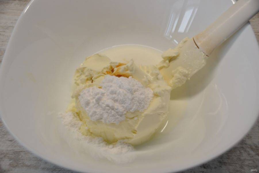 Пока выпекаются эклеры, приготовьте крем. Для этого смешайте маскарпоне, ваниль, сахарную пудру и 2 ст. ложки жирных сливок.