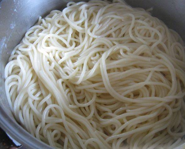 2. Отвариваем спагетти до готовности, тщательно промываем их. Откидываем на дуршлаг, чтобы ушла лишняя жидкость.