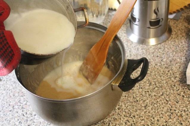 Горячее молоко тонкой струйкой вливаем в яичную смесь, при этом очень активно перемешиваем. Яйца не должны успеть свернуться! 