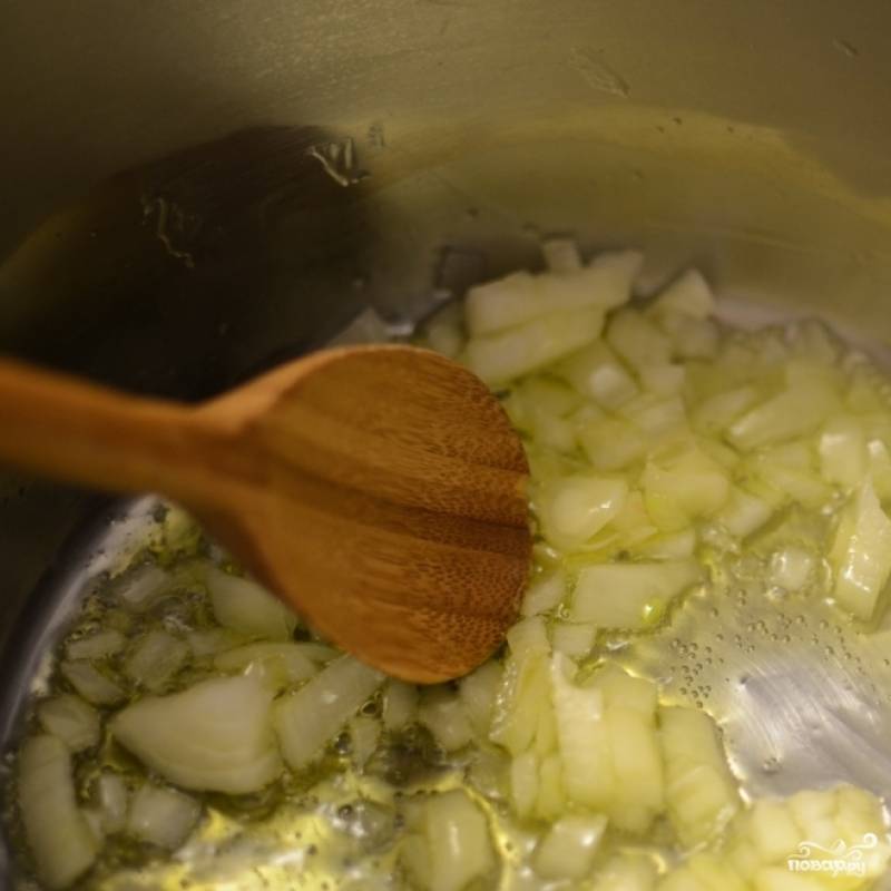 2. В большой кастрюле (в которой будете варить суп) на среднем огне на оливковом масле обжарьте лук до мягкости, помешивая. Затем добавьте чеснок и жарьте, помешивая, еще в течение минуты.