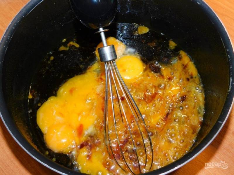 В остывшую массу вмешайте яйца.