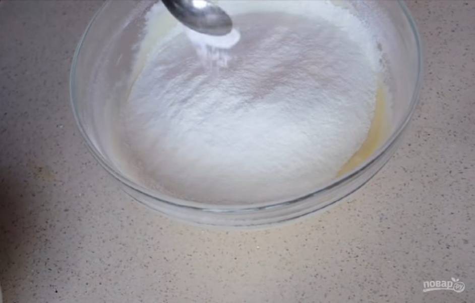 2. Просейте в тесто муку, добавьте соду и замесите тесто.