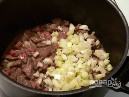 Когда мясо обжарится, добавьте лук и обжарьте, пока лук не станет коричневым.