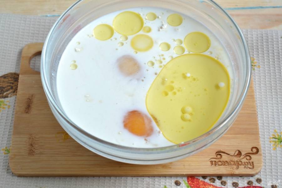 Отправьте в тесто растительное масло, яйца, сахар, взбейте все при помощи миксера.