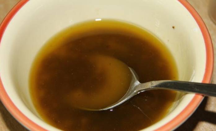 Приготовим соус. Вливаем в глубокую емкость растительное масло и соевый соус, также засыпаем крахмал, измельченный чеснок и специи по вкусу. Взбиваем соус вилкой до однородности.