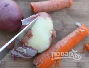 Картофель и морковь остудите, почистите и нарежьте кубиком.