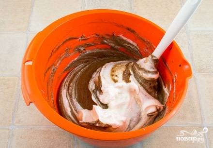 Теперь соедините шоколадную массу с белковой. Осторожно вмешивайте белки лопаткой.